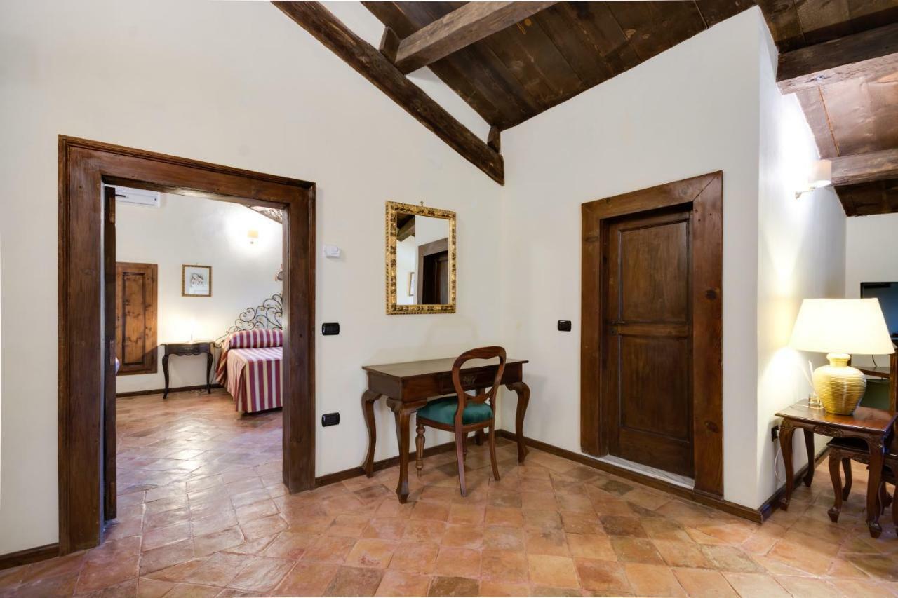 Castello Di Caccuri Suites Exterior photo
